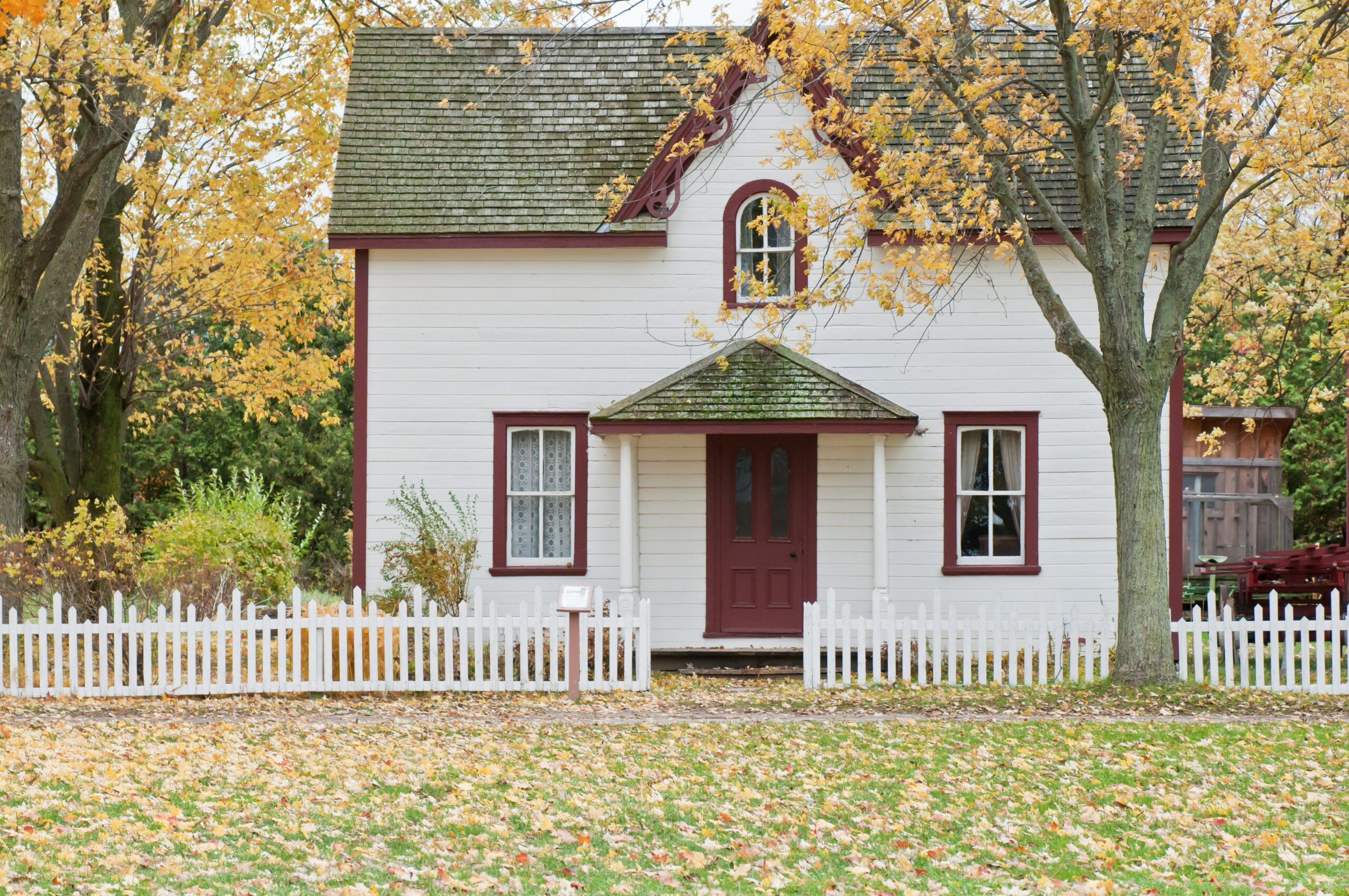 image of a white house